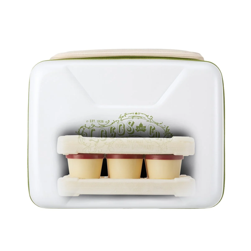 白いポータブルクーラーボックスの内部に、3つの小さな容器が収納された様子