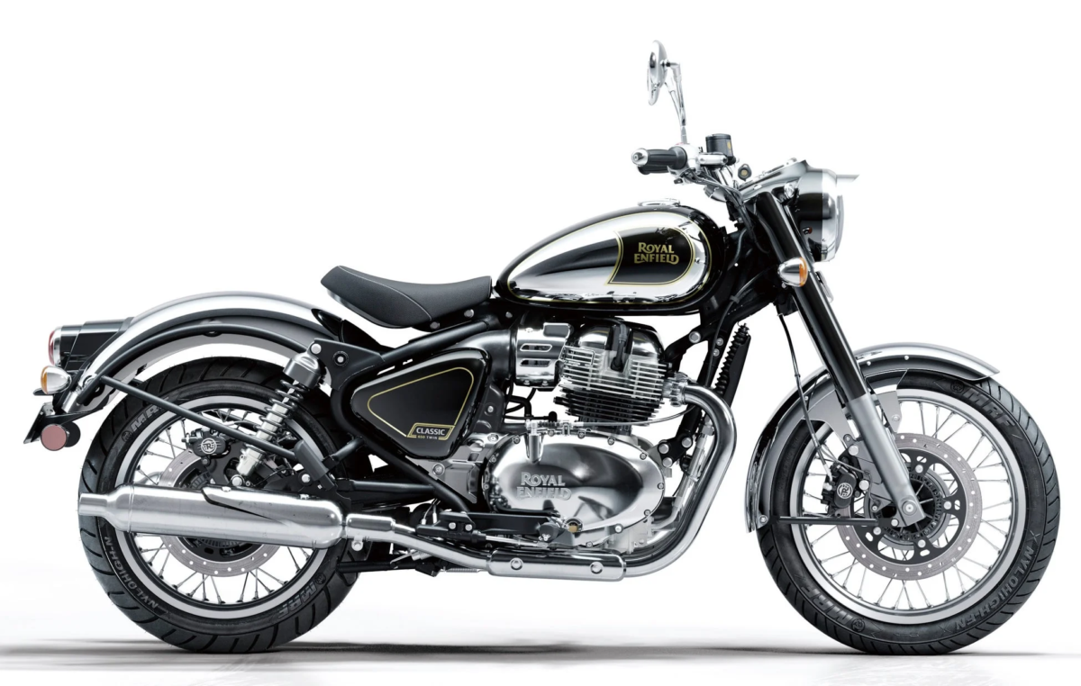白背景に置かれた、レトロなデザインが特徴のロイヤルエンフィールド製クラシックバイク「CLASSIC 650 TWIN」