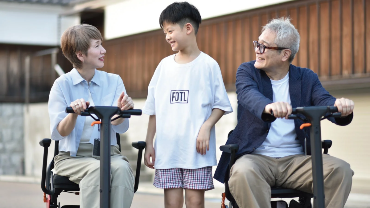 ROBOOTER J+VISIONに乗る家族