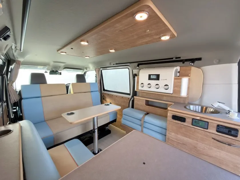 モダンなキャンピングカー車内、キッチン、テーブル